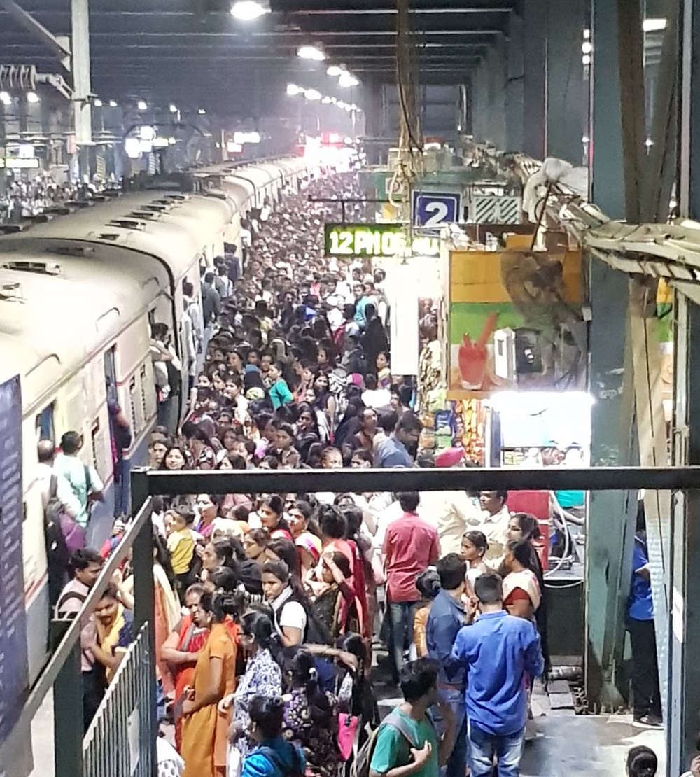 Crowds for train at Andheri Station, Mumbai